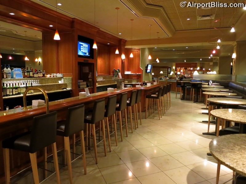 The bar at the domestic United Club San Francisco (Concourse F)