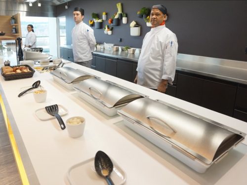 "Front cooking": live cooking in all classes of service at the SWISS Lounges - Zurich (ZRH) Concourse E | Photo courtesy of rcs at vielfliegertreff.de