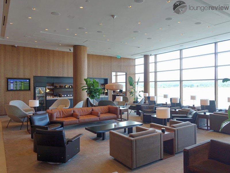 YVR cathay pacific first and business class lounge yvr 05768