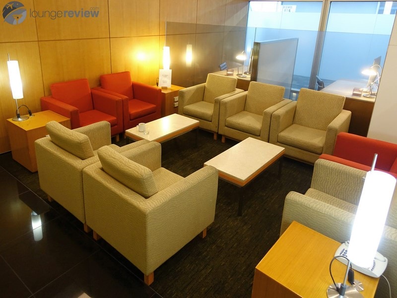 MEL cathay pacific first and business class lounge mel 08348