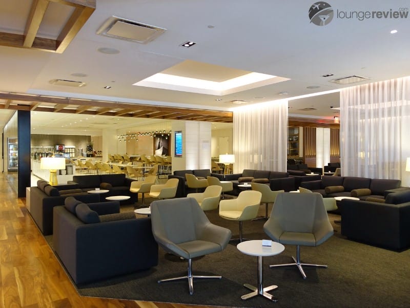 The Star Alliance Lounge Los Angeles features an elegant residential decor.