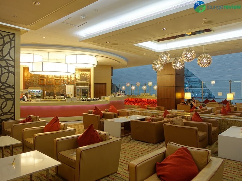 3815 DXB emirates business class lounge dxb concourse a 01910