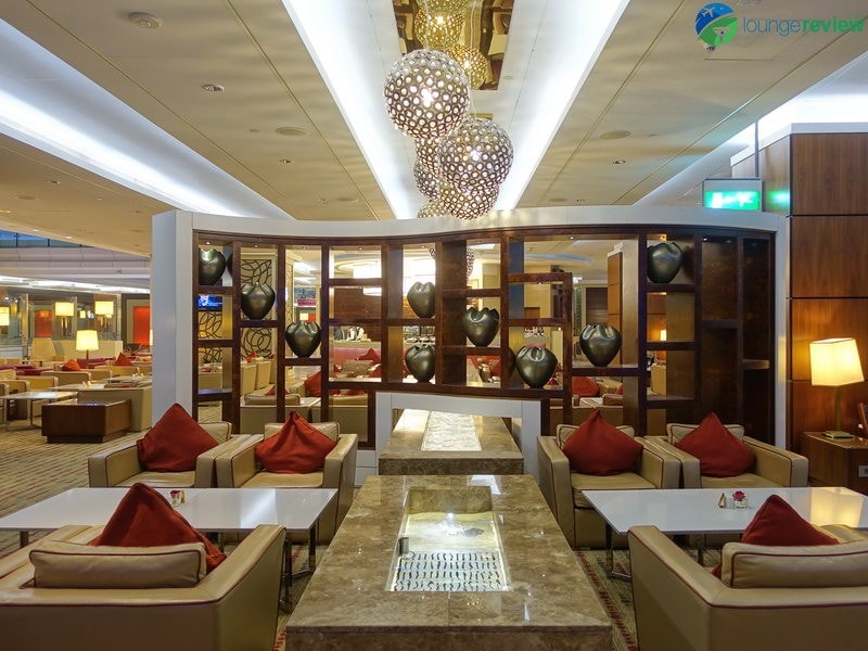 3815 DXB emirates business class lounge dxb concourse a 01914