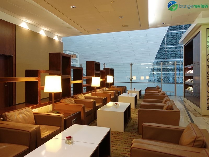 3815 DXB emirates business class lounge dxb concourse a 01923
