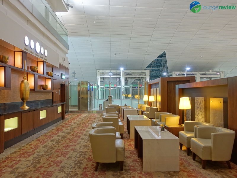 3815 DXB emirates business class lounge dxb concourse a 01938