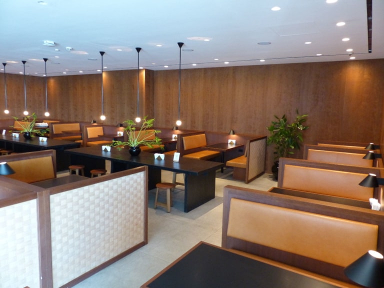 LHR cathay pacific business class lounge lhr 1411 768x576