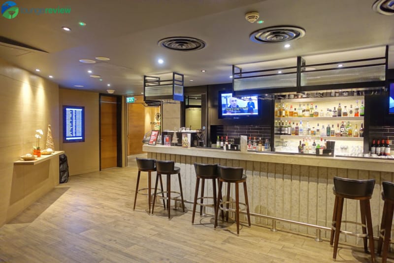 Plaza Premium Lounge London Heathrow Terminal 4 bar area