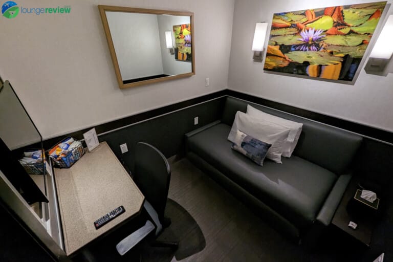 Lounge Review Minute Suites PHL
