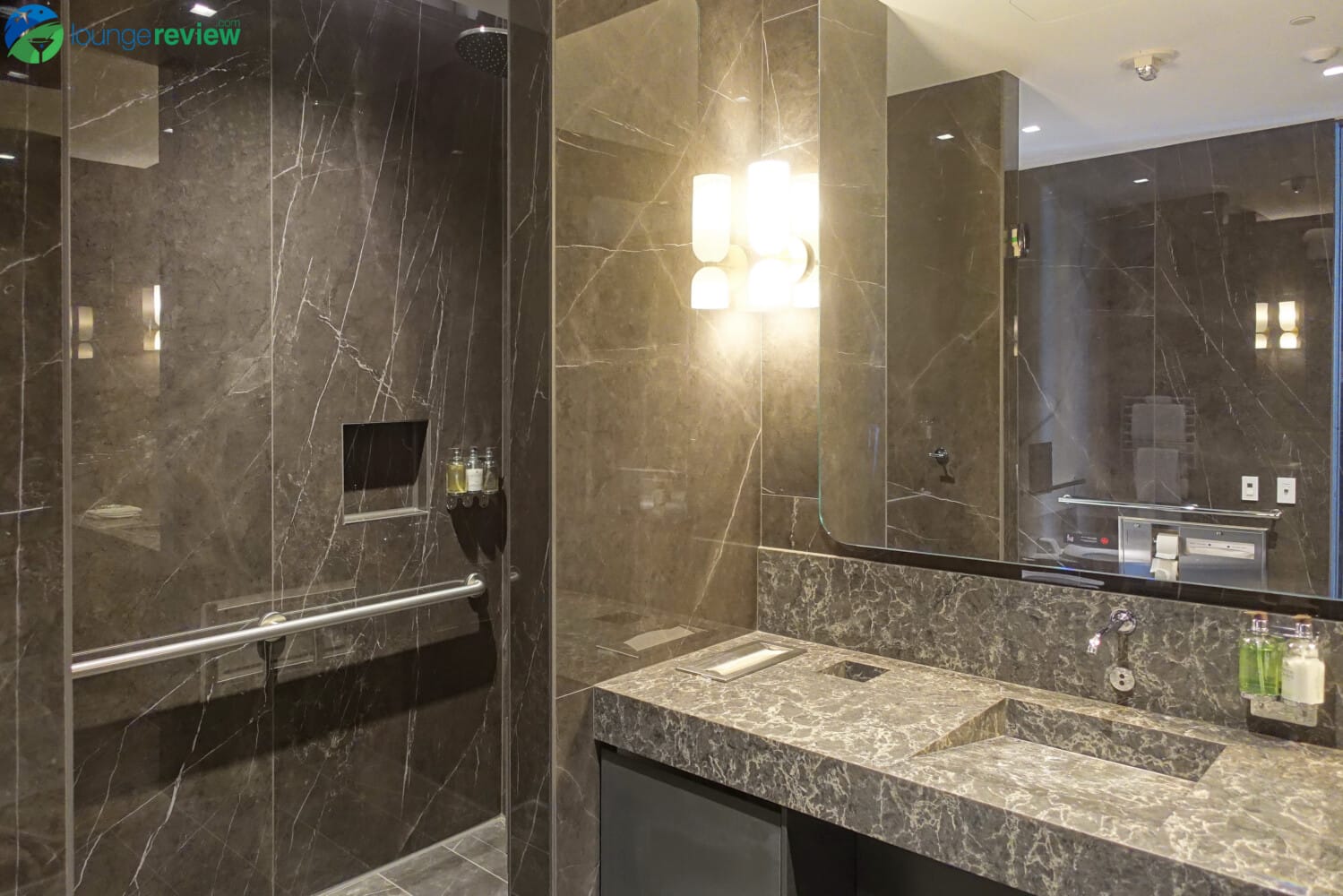 The Air Canada Maple Leaf Lounge SFO has two elegant shower suites
