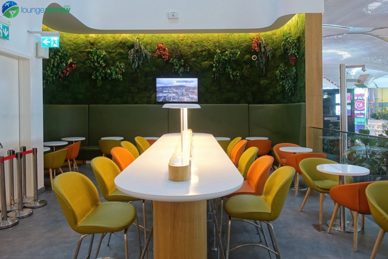 Communal table and living wall at the SkyTeam Lounge IST