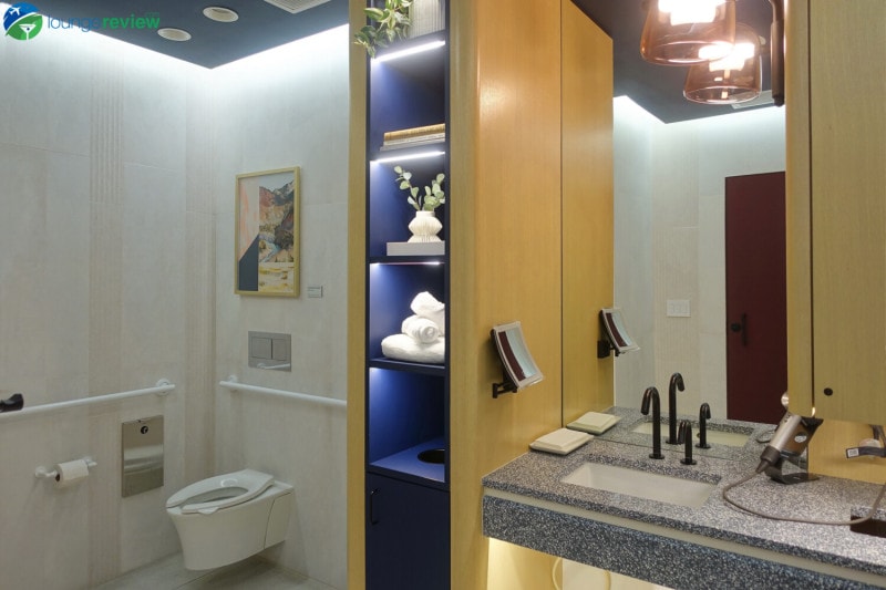 Capital One Lounge DEN shower suite