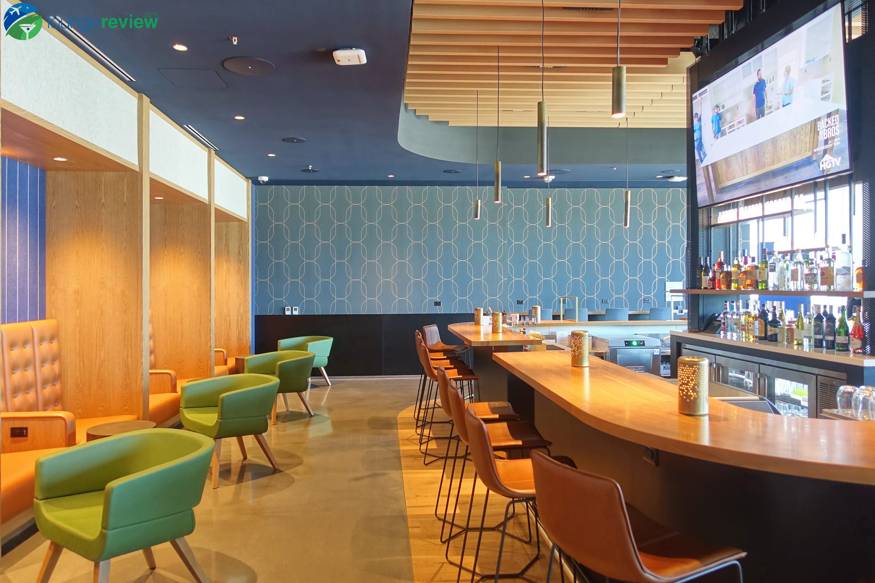 The bar area at the Alaska Lounge San Francisco Terminal 1